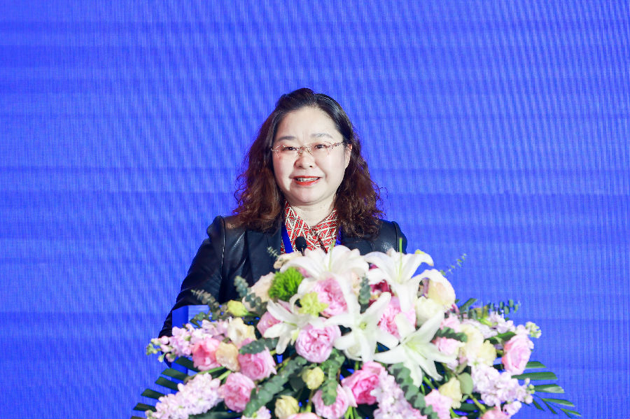 演员庞燕,演员庞燕与小巷中的隐秘瑰宝，一家特色小店的奇遇